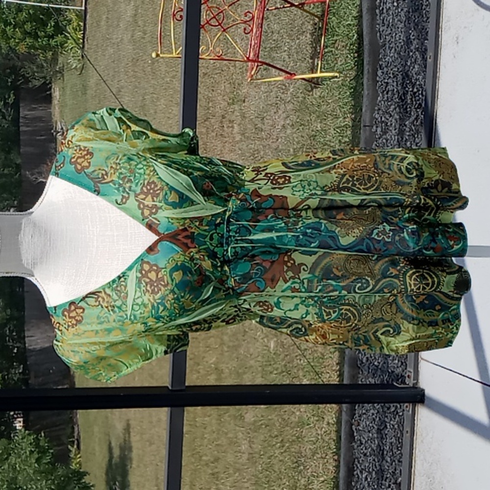 Unity World Wear Sheer V-Neck Cap Sleeve Size Medium Green Paisley Top